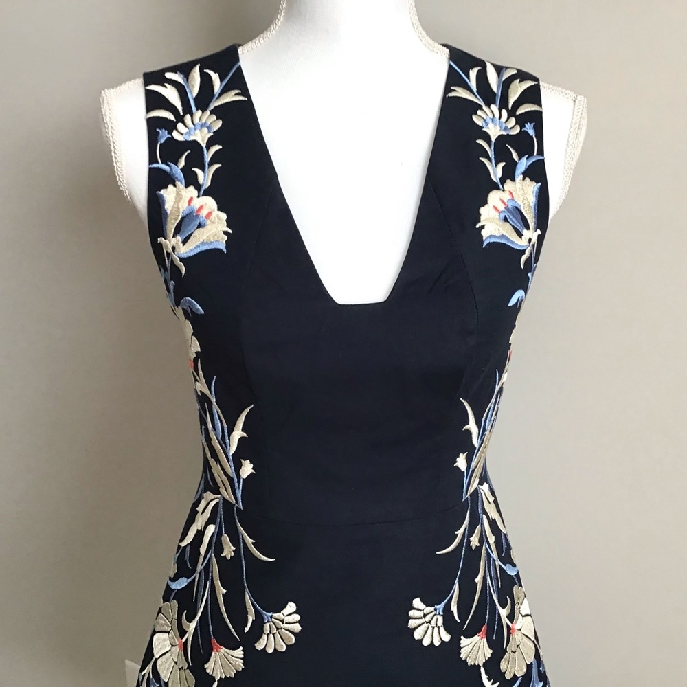 Embroidered Dress ASO Lorelai Gilmore in Gilmore Girls - Picture 12 of 12
